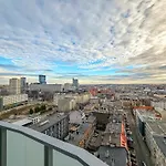 Urban Global Skyline - 15th Floor No 23 - Free Garage Apartment