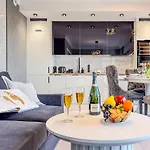 Urban Global Skyline - 15th Floor No 23 - Free Garage Apartment *