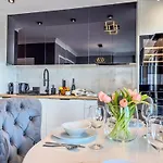 Urban Global Skyline - 15th Floor No 23 - Free Garage Apartment *