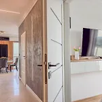 Urban Global Skyline - 15th Floor No 23 - Free Garage Apartment