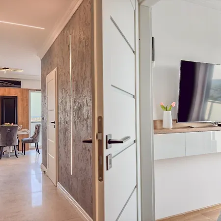 Urban Global Skyline, 15th Floor No 23, Free Garage, Self Check-in, No Deposit דירה